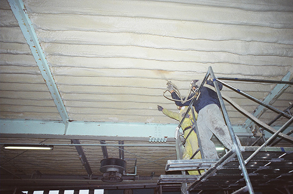 鉄板屋根に硬質現場発泡ウレタンを吹付けます。