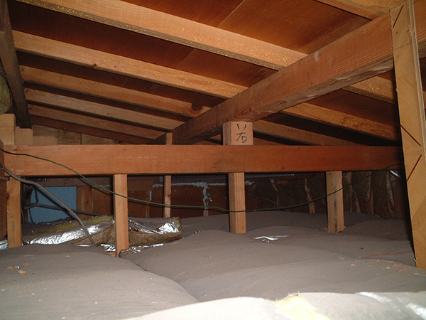 １．断熱改修前の屋根裏